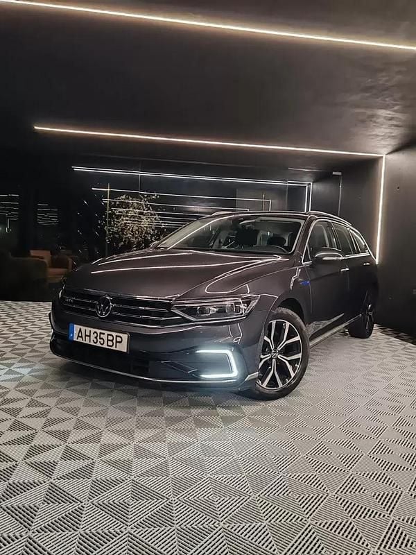 Cinzento Usado 2021 VW Passat GTE Carrinha | € 20.750 (Preço justo) - Imagem 1/4