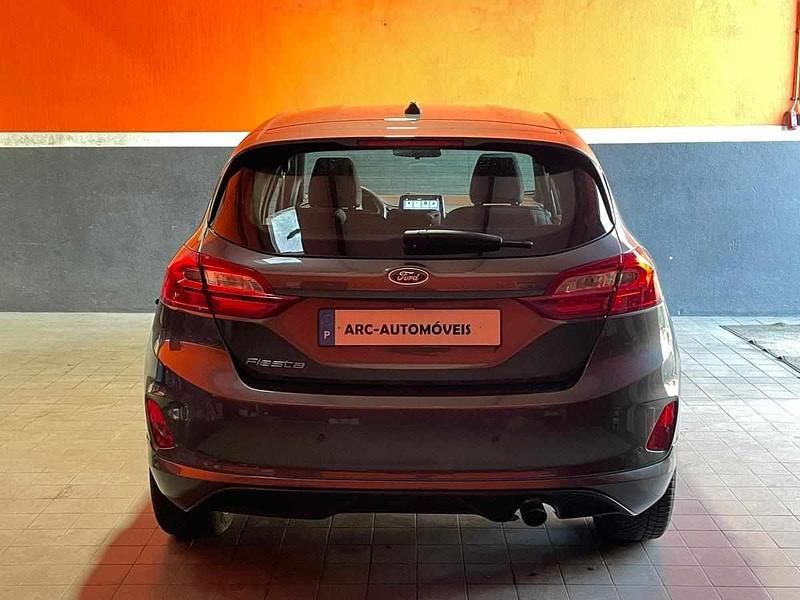 Usado Ford Fiesta 100 HP (73 kW) 2018 Cinzento Citadino