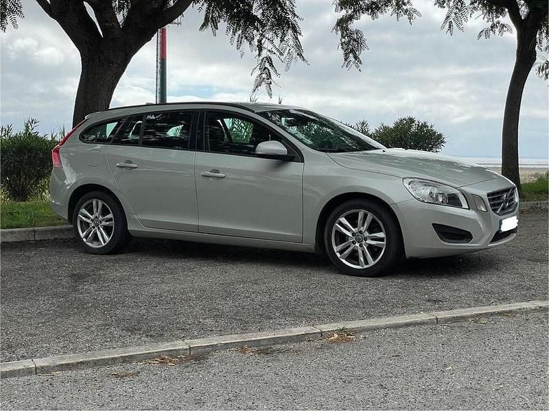 Usado Volvo V60 Momentum 112 HP (82 kW) 2012 Carrinha