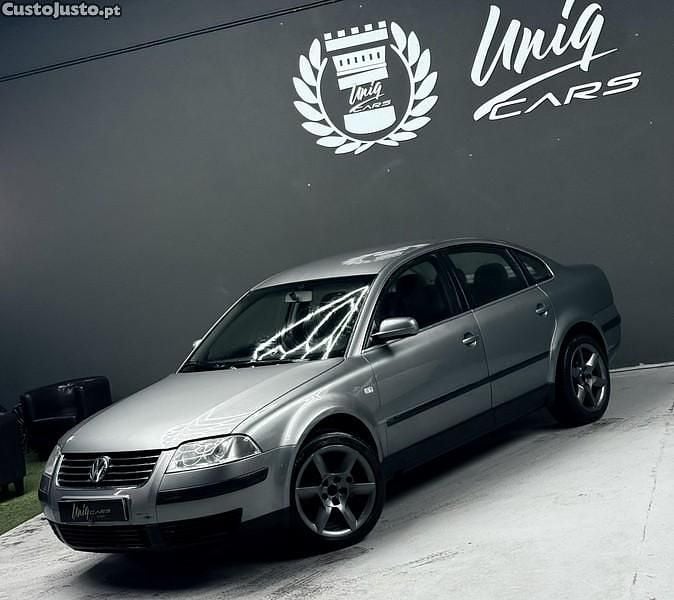 Cinza Usado 2002 VW Passat Sedan | € 3.999 (Preço justo) - Imagem 1/1