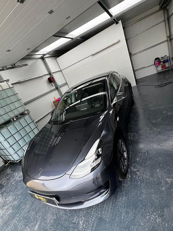 Azul Usado 2020 Tesla Model 3 Standard Range Sedan | € 22.500 (Bom preço) - Imagem 1/4