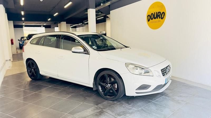 Branco Usado 2012 Volvo V60 R-Design Carrinha | € 9.490 (Preço justo) - Imagem 1/4