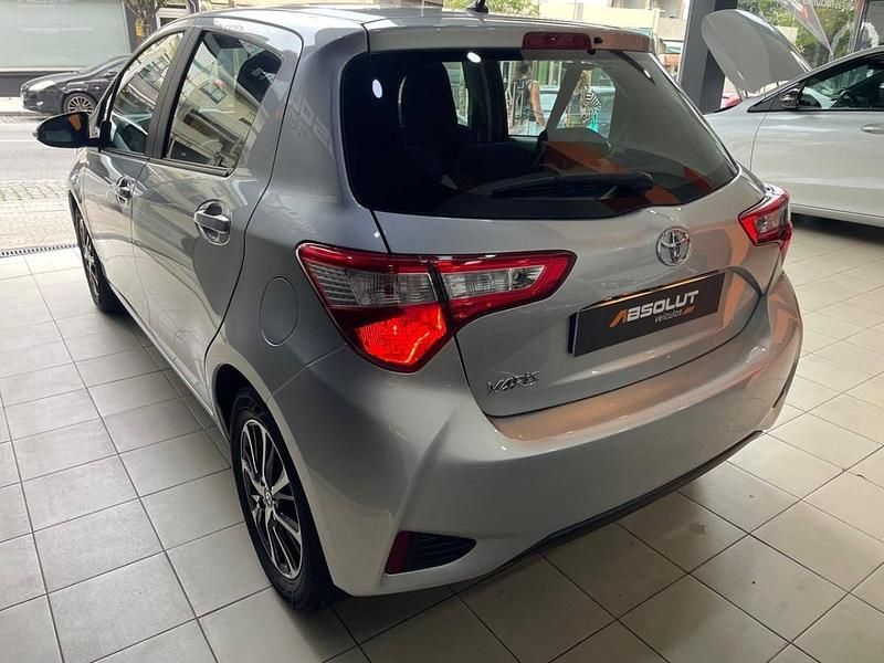 Usado Toyota Yaris Comfort 72 HP (52 kW) 2019 Cinza
