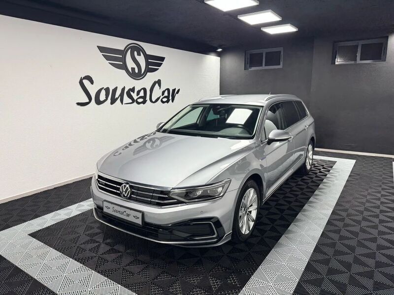 Cinza Usado 2021 VW Passat GTE Carrinha | € 22.900 (Preço justo) - Imagem 1/4