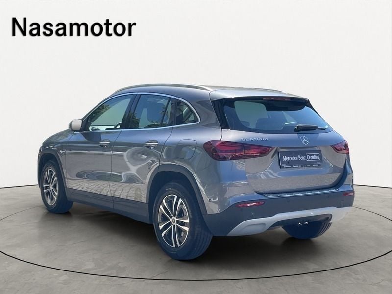 Usado Mercedes GLA180 116 HP (85 kW) 2024 Cinzento escuro metalizado SUV