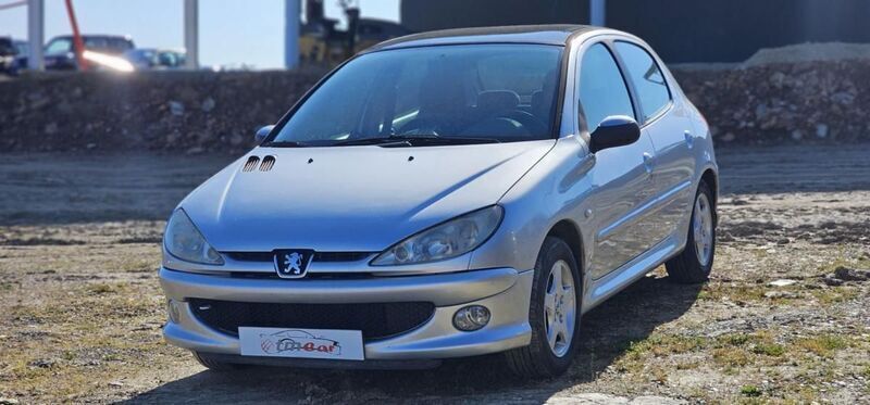 Cinzento Usado 2004 Peugeot 206 | € 3.900 (Preço justo) - Imagem 1/4