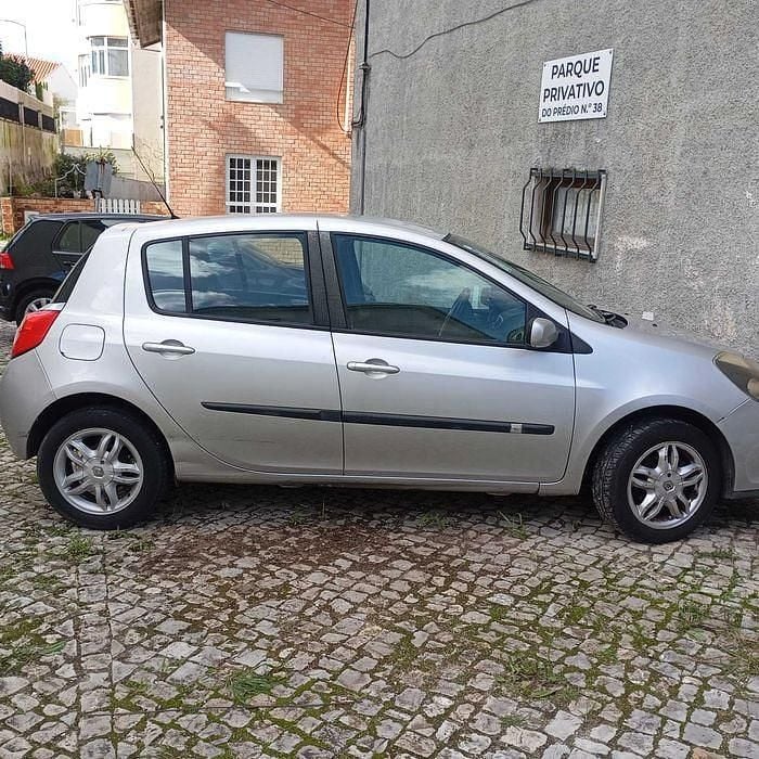 Usado Renault Clio II 55 HP (40 kW) 2006 Sedan