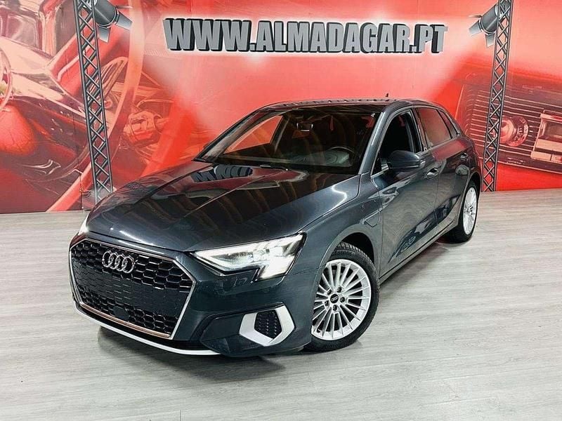 Cinzento Usado 2023 Audi A3 Sportback e-tron Sedan | € 29.500 (Preço justo) - Imagem 1/4