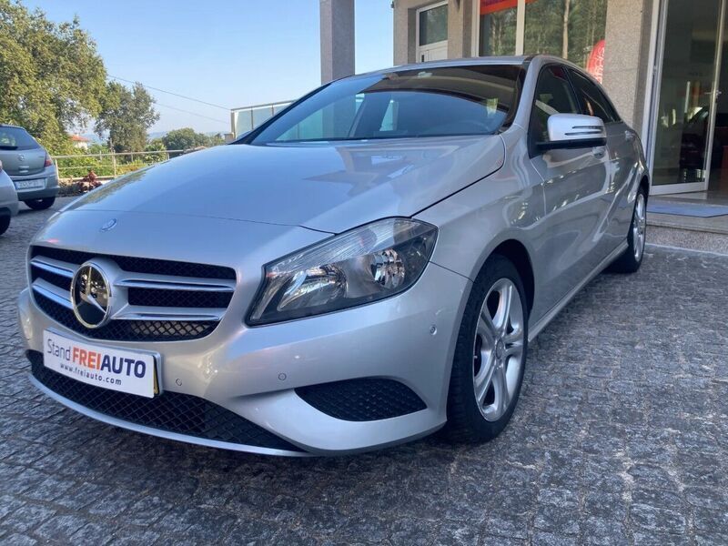 Cinza Usado 2014 Mercedes A180 Urban | € 13.990 - Imagem 1/4