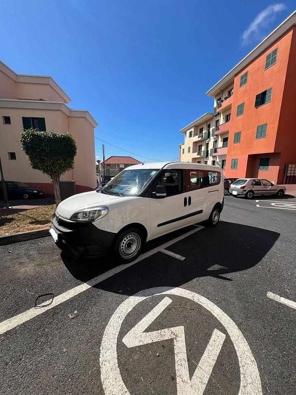 Branco Usado 2018 Fiat Doblò Monovolume | € 9.000 (Super Preço) - Imagem 1/4