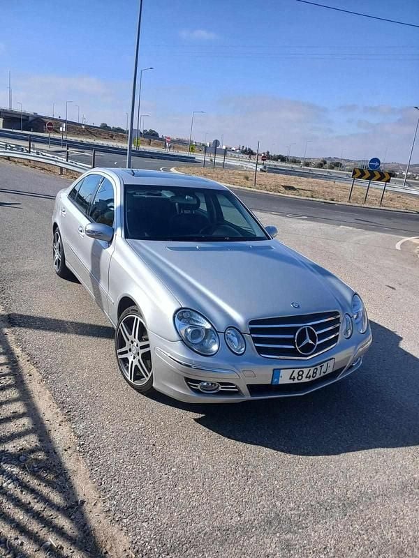 Cinzento Usado 2002 Mercedes E220 Sedan | € 7.000 (Preço justo) - Imagem 1/1