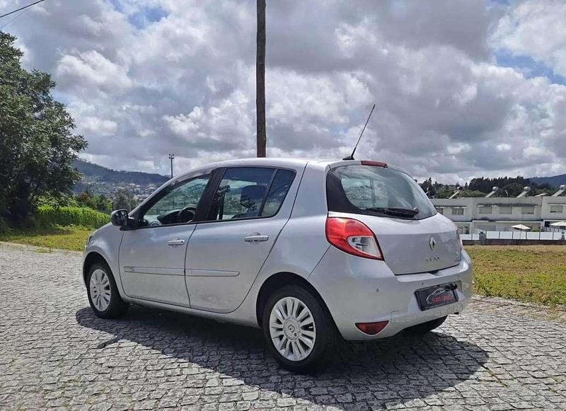 Usado Renault Clio II Dynamique 90 HP (66 kW) 2011 Cinza Citadino