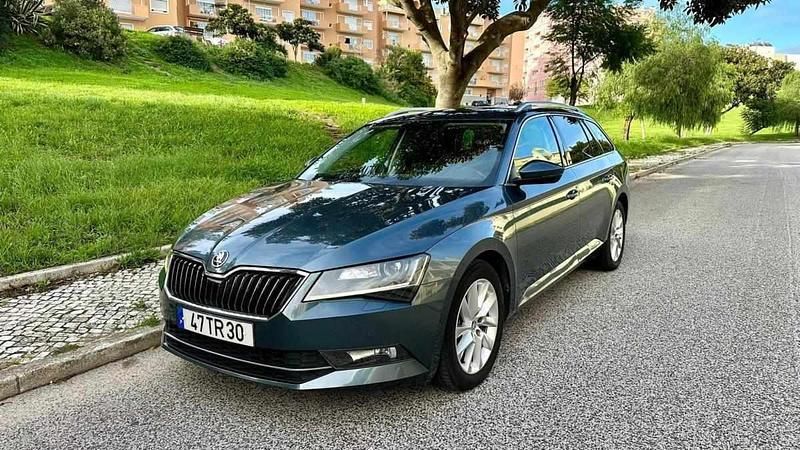 Cinzento Usado 2017 Skoda Superb Citadino | € 17.990 - Imagem 1/4