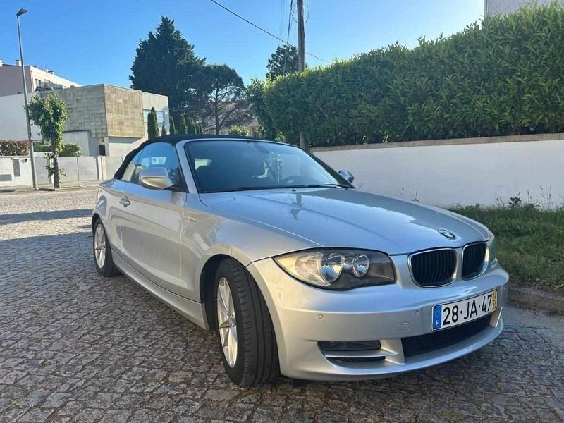 Cinzento Usado 2010 BMW 118 Citadino | € 12.250 - Imagem 1/4