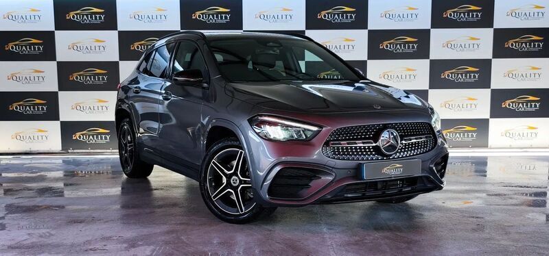 Cinza Usado 2024 Mercedes GLA250 AMG line SUV | € 54.990 - Imagem 1/4