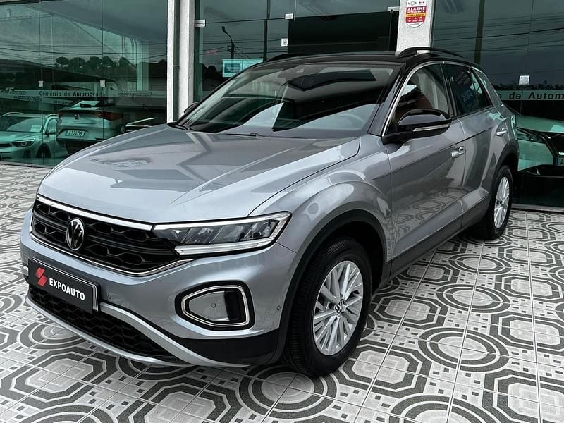 Usado VW T-Roc 110 HP (80 kW) 2023 Prateado cinzento SUV