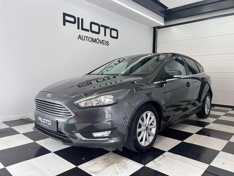 Cinzento Usado 2016 Ford Focus Titanium Sedan | € 11.990 (Preço justo) - Imagem 1/4