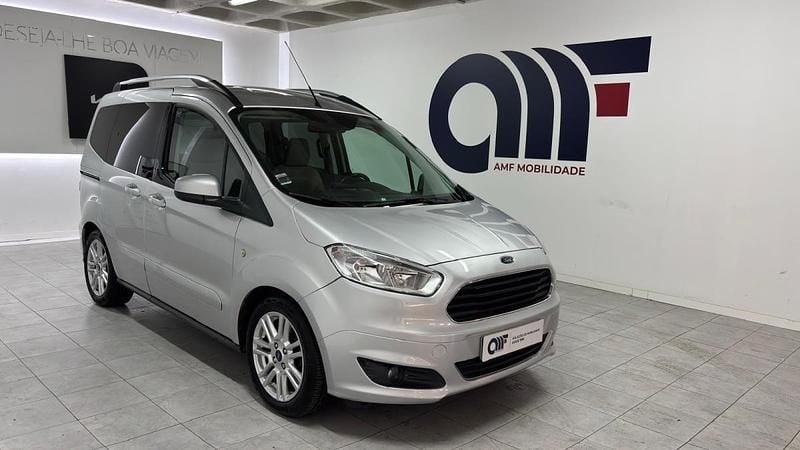 Cinzento Usado 2016 Ford Tourneo Courier Monovolume | € 10.899 (Preço justo) - Imagem 1/4