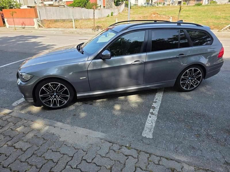 Cinzento Usado 2010 BMW 318 Carrinha | € 9.500 (Preço justo) - Imagem 1/4