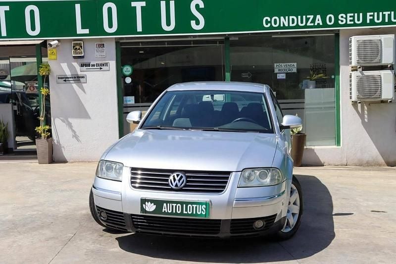 Cinza Usado 2004 VW Passat Trendline Sedan | € 4.970 (Preço justo) - Imagem 1/4