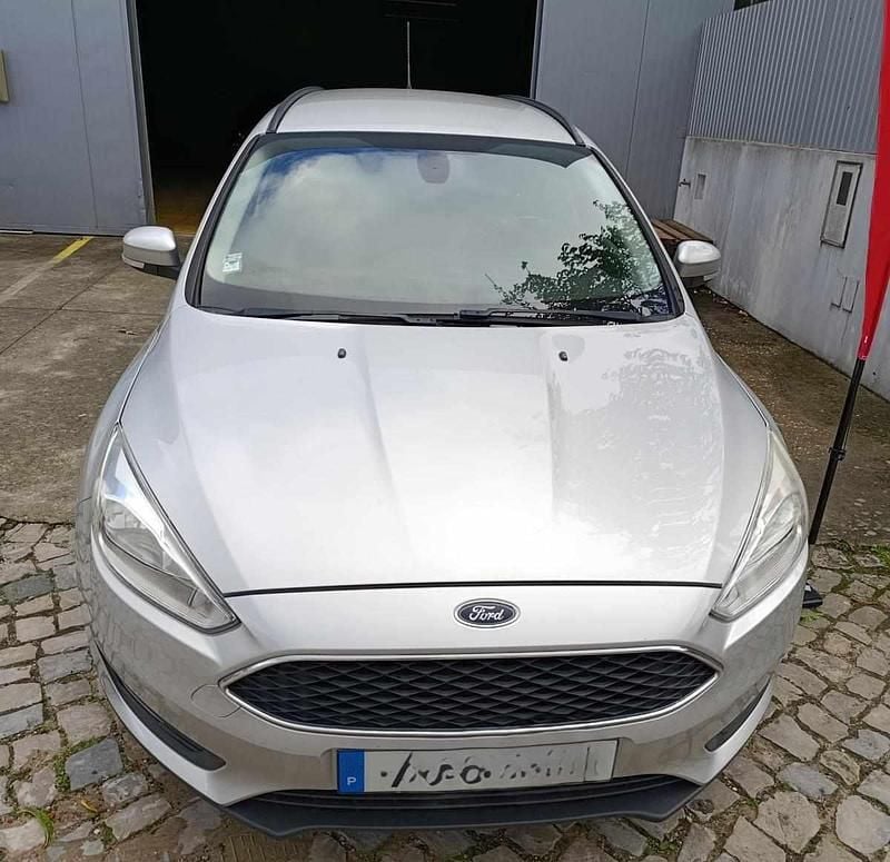 Cinzento Usado 2015 Ford Focus Sedan | € 5.780 (Super Preço) - Imagem 1/4