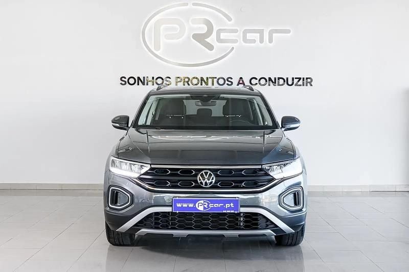 Usado VW T-Roc Life 110 HP (80 kW) 2024 Cinzento metalizado SUV