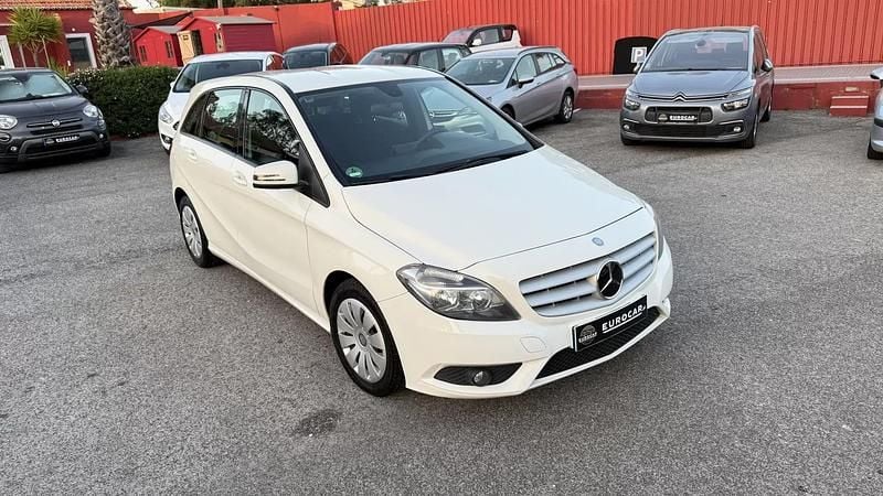 Branco Usado 2014 Mercedes B180 Style Monovolume | € 12.280 - Imagem 1/4