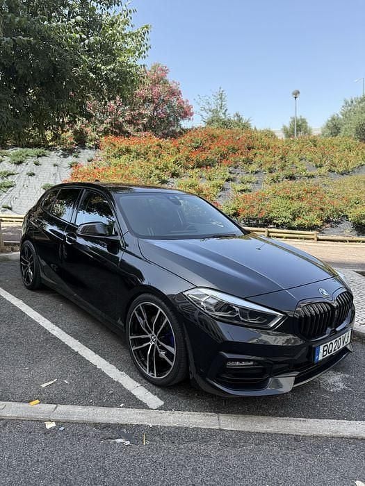 Usado 2021 BMW 118 Sport Line Citadino | € 22.900 (Preço justo) - Imagem 1/4
