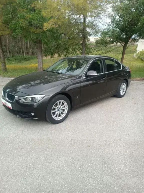 Cinzento Usado 2017 BMW 330 Sedan | € 20.500 - Imagem 1/4