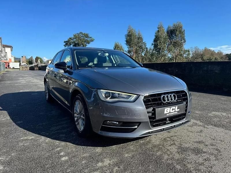 Cinzento Usado 2013 Audi A3 Sportback Attraction Citadino | € 15.990 (Preço justo) - Imagem 1/4