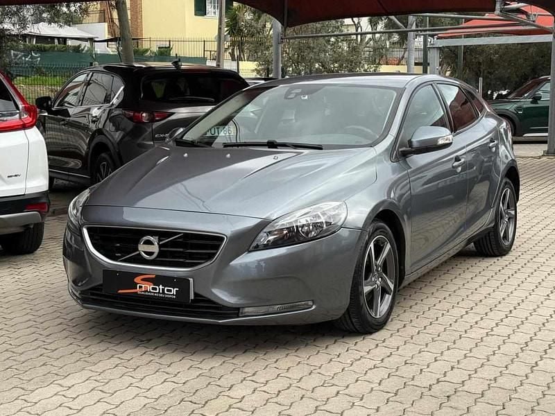 Cinza Usado 2018 Volvo V40 Momentum | € 16.850 (Preço justo) - Imagem 1/4