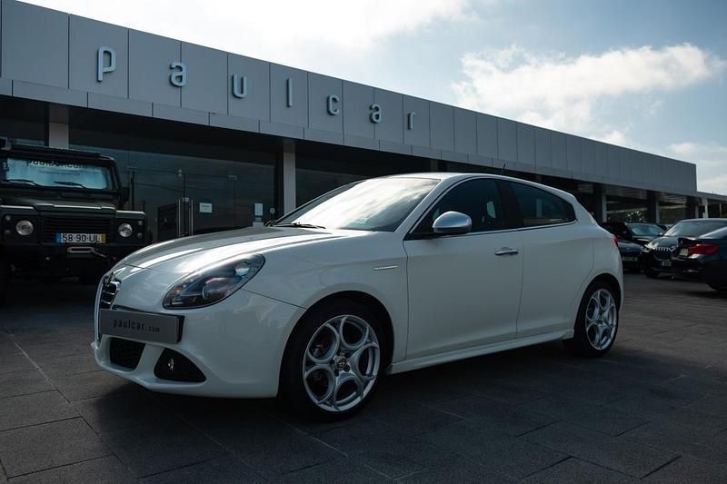 Branco Usado 2011 Alfa Romeo Giulietta Citadino | € 11.900 (Caro) - Imagem 1/4