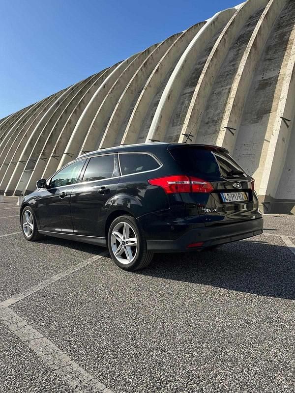 Usado Ford Focus 120 HP (88 kW) 2015 Preto Sedan