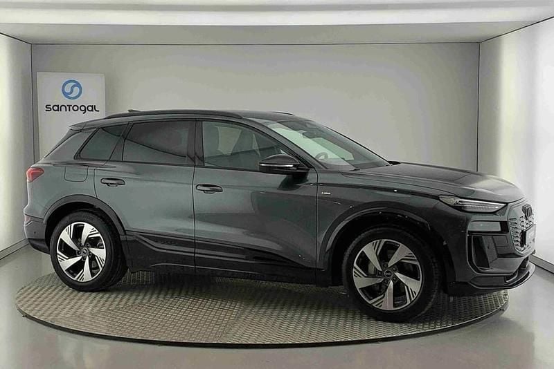 Cinzento Usado 2025 Audi Q6 e-tron Performance SUV | € 73.990 - Imagem 1/4