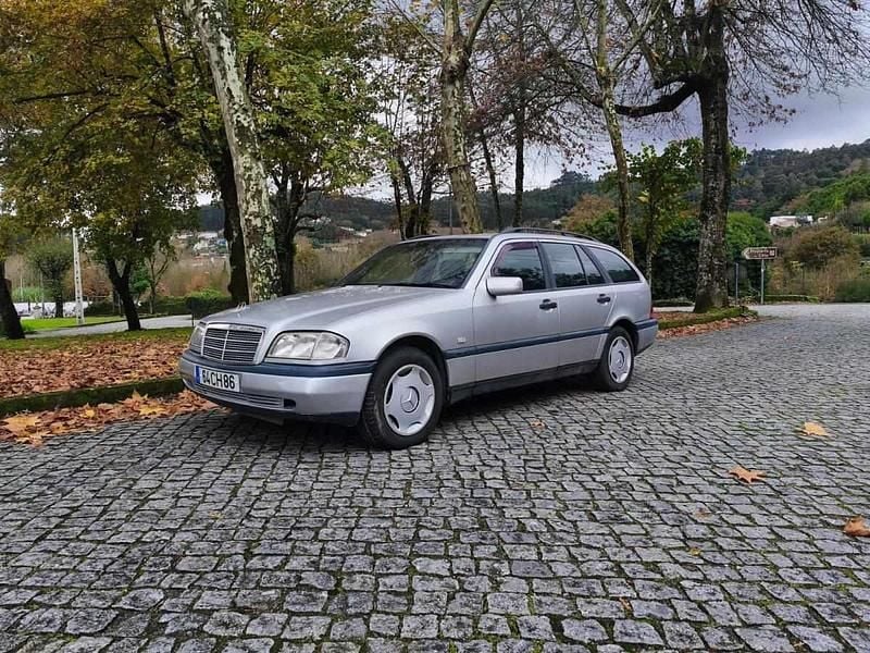 Cinzento Usado 1997 Mercedes C250 Carrinha | € 3.990 - Imagem 1/4