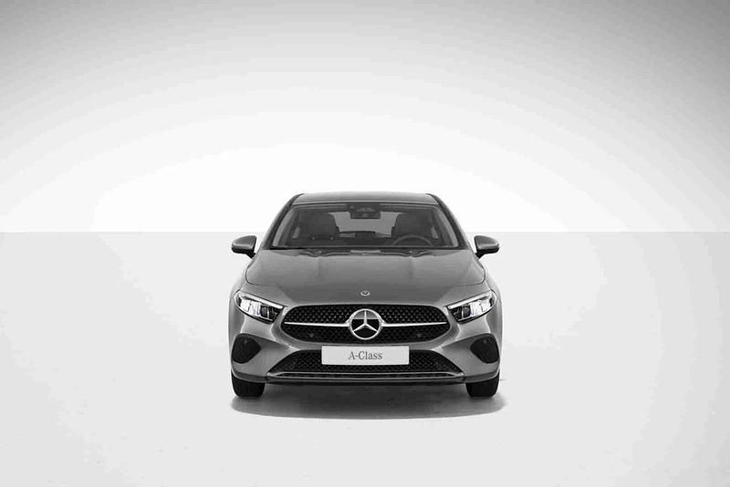 Cinzento Novo 2025 Mercedes A200 Citadino | € 39.900 - Imagem 1/4