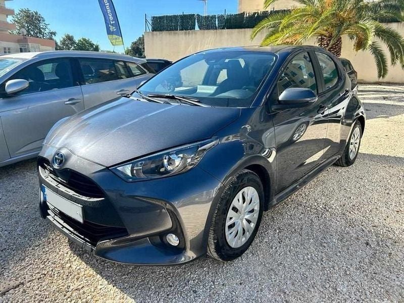 Usado Toyota Yaris Hybrid Comfort 115 HP (84 kW) 2023 Cinzento