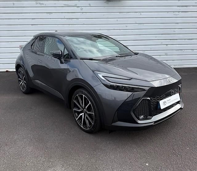 Cinza (pintura metalizada) Usado 2024 Toyota C-HR Edition SUV | € 48.990 - Imagem 1/4