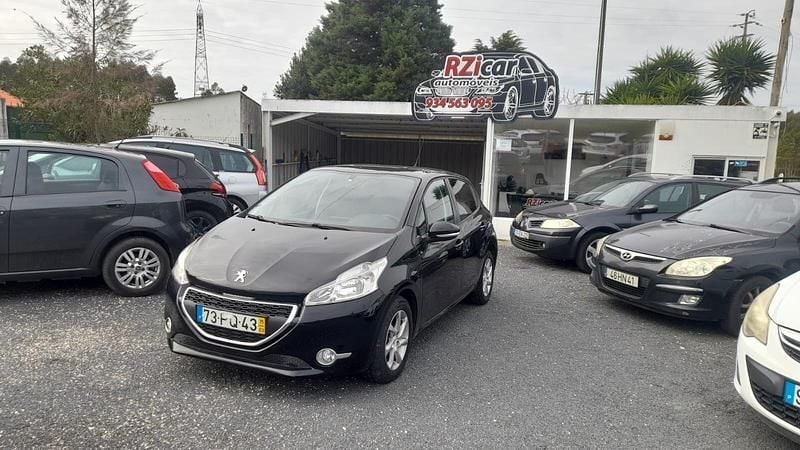 Preto Usado 2015 Peugeot 208 Active Citadino | € 7.900 (Bom preço) - Imagem 1/4