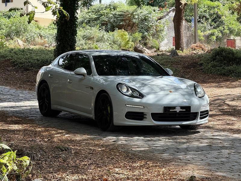 Branco Usado 2014 Porsche Panamera S Sedan | € 46.990 - Imagem 1/4