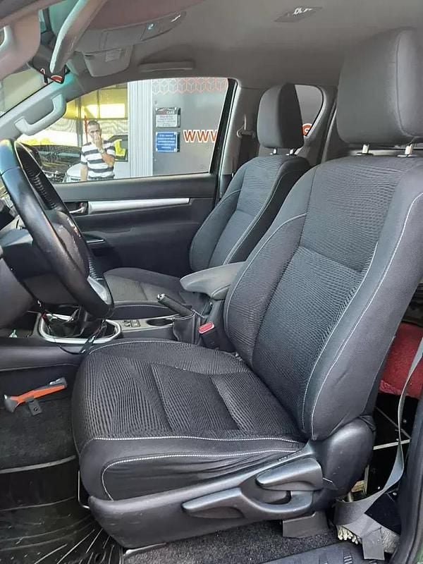 Usado Toyota HiLux Comfort 150 HP (110 kW) 2018 Verde Pickup