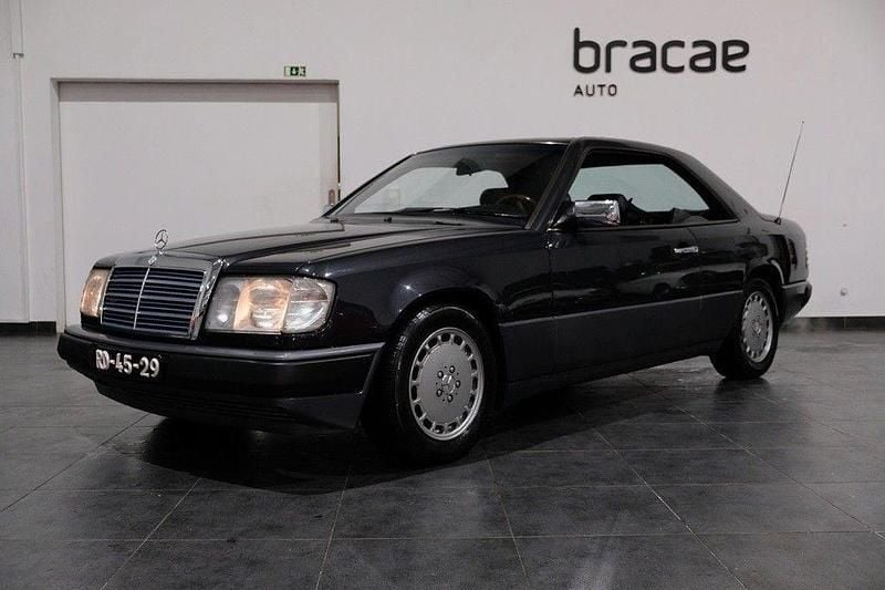 Preto Usado 1989 Mercedes 230 | € 8.900 - Imagem 1/4