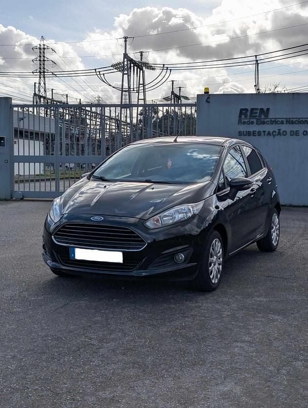 Usado Ford Fiesta 101 HP (74 kW) 2013 Preto Citadino