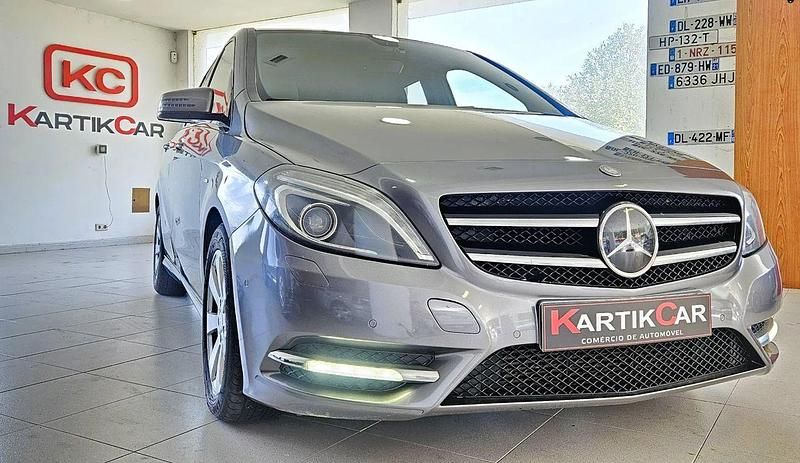 Cinza Usado 2011 Mercedes B200 Monovolume | € 13.500 - Imagem 1/4