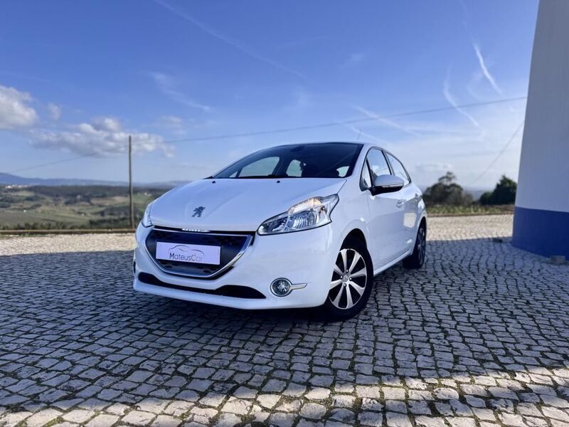 Branco Usado 2013 Peugeot 208 Citadino | € 10.500 (Caro) - Imagem 1/4