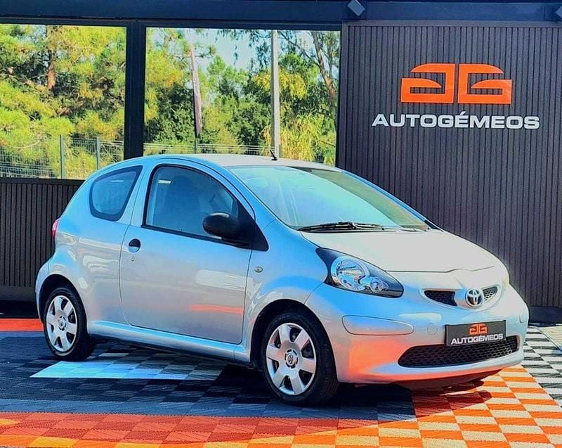 Usado Toyota Aygo 68 HP (50 kW) 2008 Verde Citadino