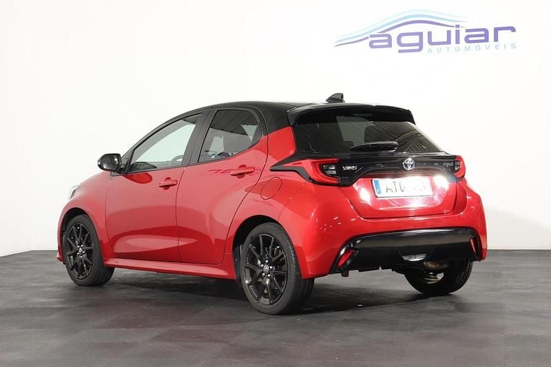 Usado Toyota Yaris Hybrid 116 HP (85 kW) 2022 Vermelho