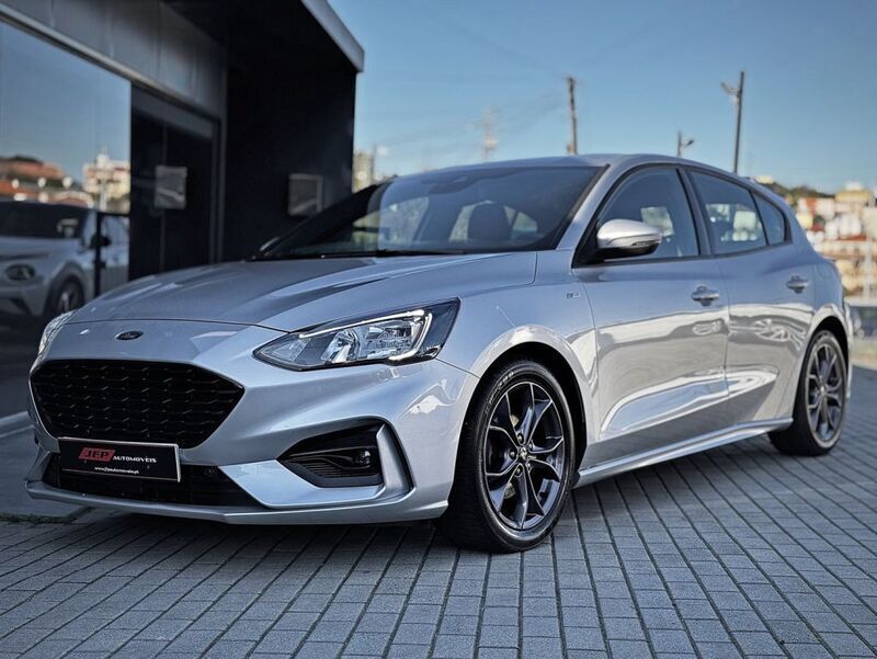 Cinzento Usado 2020 Ford Focus ST-Line Citadino | € 16.800 (Super Preço) - Imagem 1/4