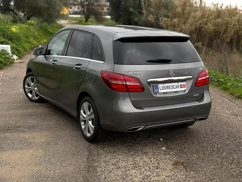 Usado Mercedes B200 Urban 136 HP (100 kW) 2015 Cinzento Monovolume