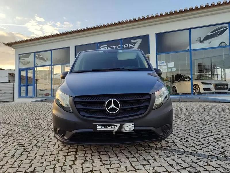 Cinzento Usado 2020 Mercedes Vito Monovolume | € 22.900 - Imagem 1/4